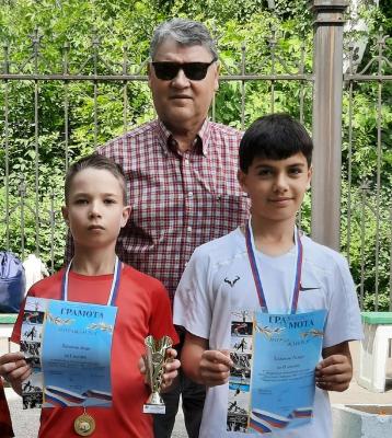 Тимур Хадиков (справа)